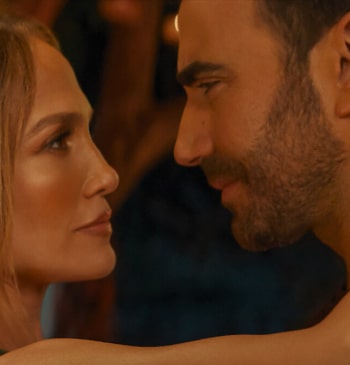 Jennifer Lopez protagoniza 'Office Romance' junto a Brett Goldstein.