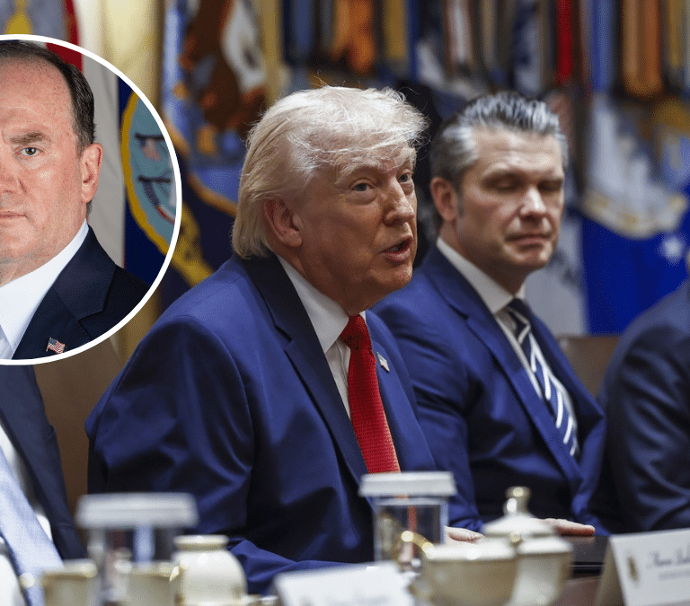 El secretario de Marina John Phelan, último sacrificado de la administración de 'amiguetes' de Trump