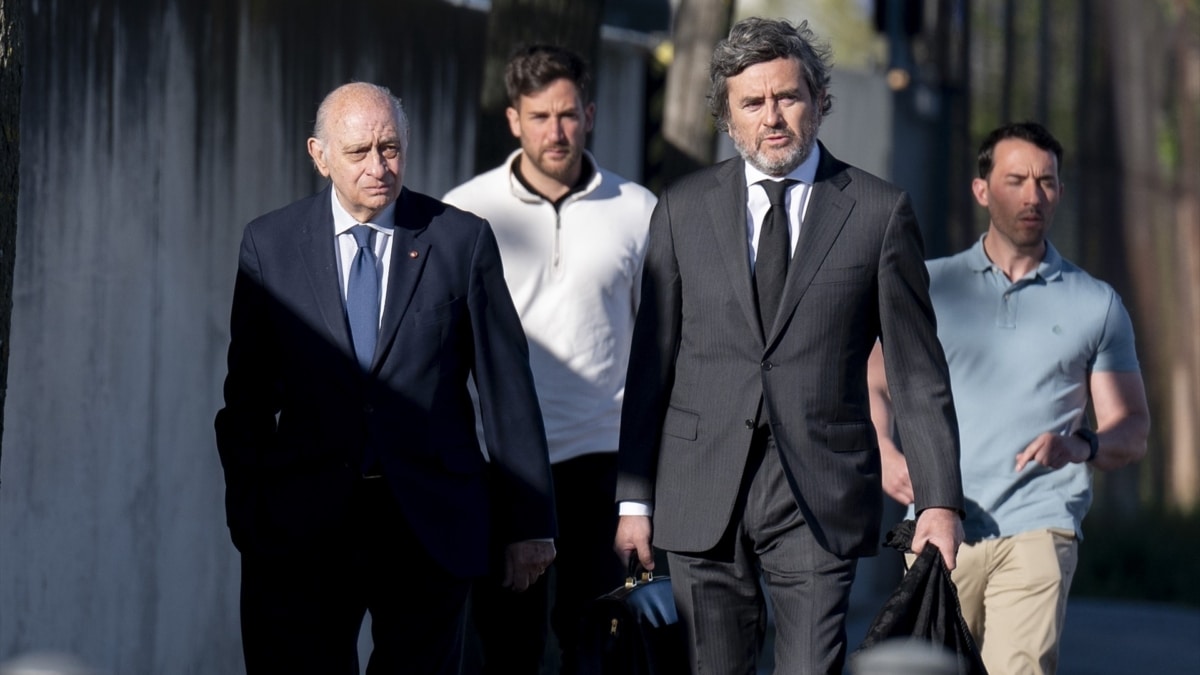 El exministro del Interior Jorge Fernández Díaz (i) a su llegada al primer día del juicio de la Operación Kitchen.