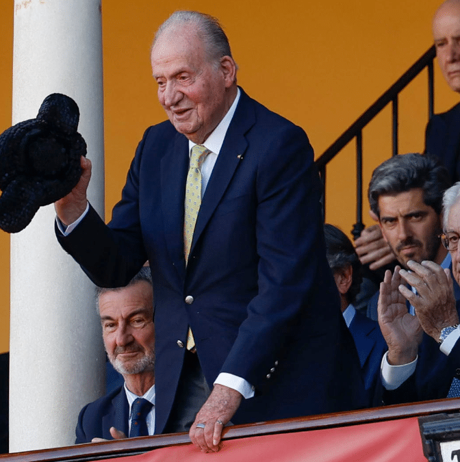 La Asamblea Nacional francesa premia al rey Juan Carlos por su libro de memorias