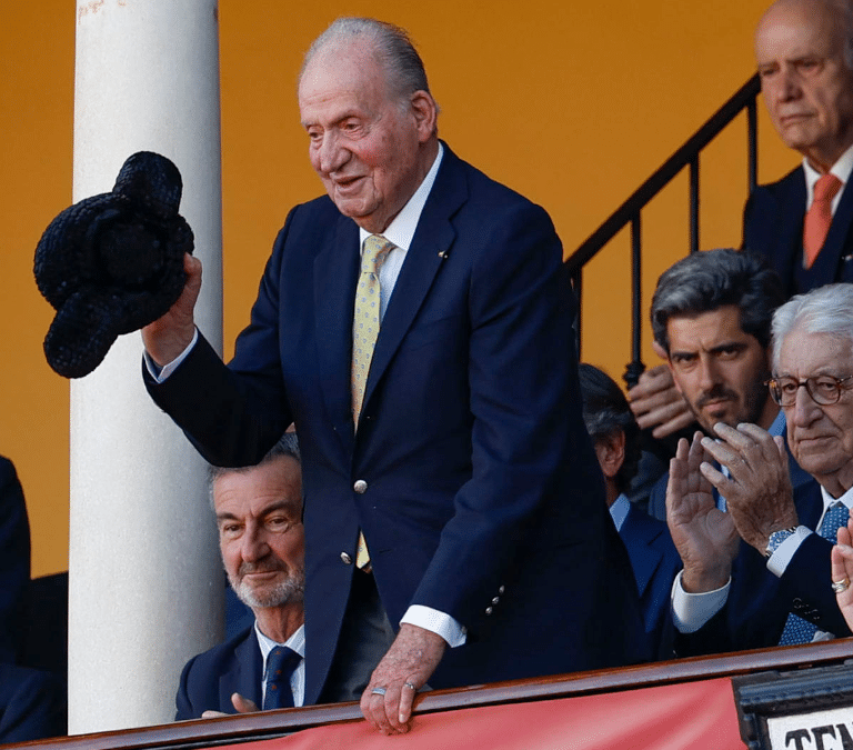 La Asamblea Nacional francesa premia al rey Juan Carlos por su libro de memorias