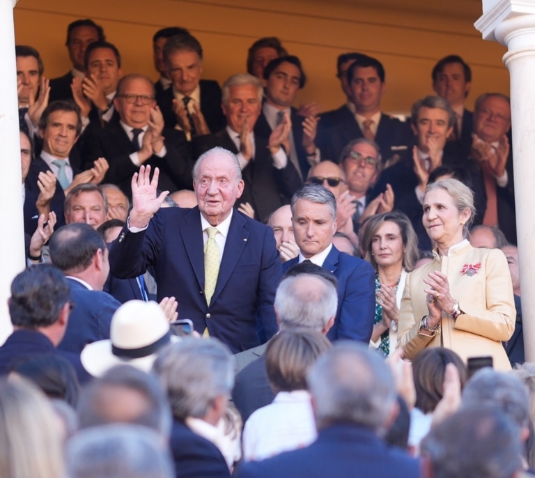 Domingo de Resurrección: el público ovaciona a Juan Carlos I en la Maestranza de Sevilla