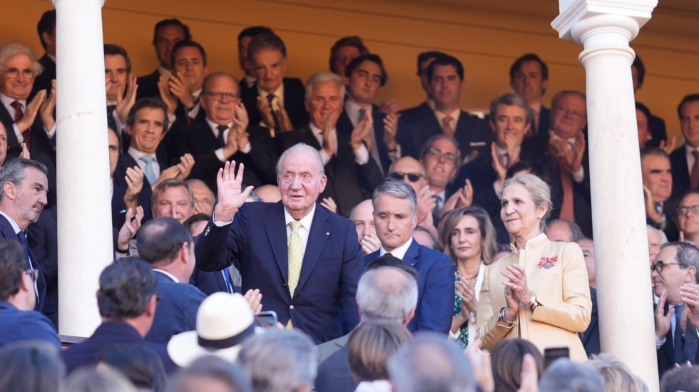 Domingo de Resurrección: el público ovaciona a Juan Carlos I en la Maestranza de Sevilla