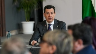 Juanma Moreno podría reeditar su mayoría absoluta según la encuesta del CIS andaluz