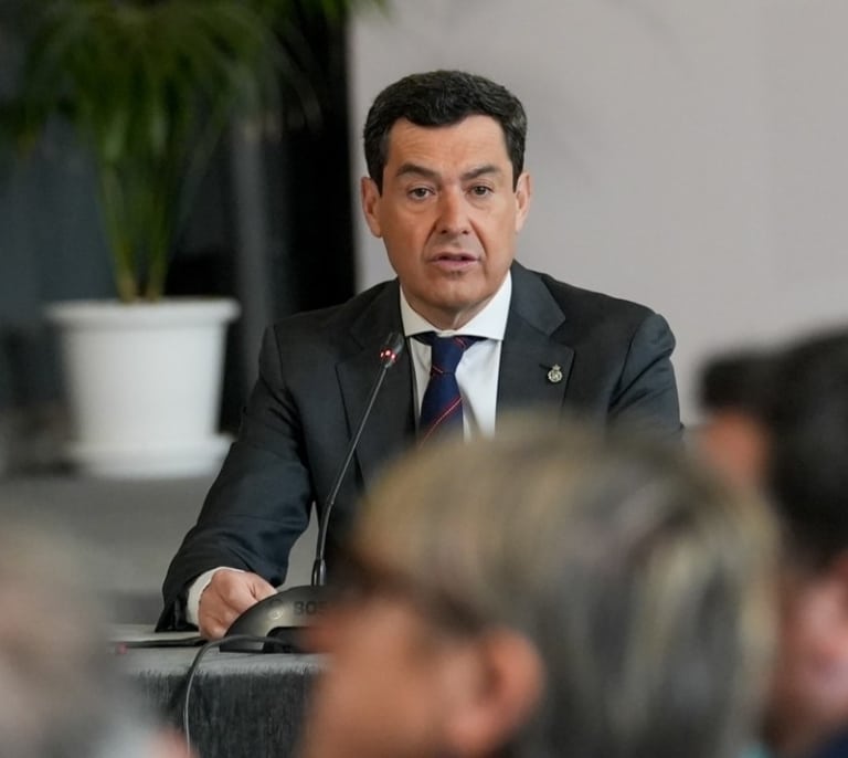 Juanma Moreno podría reeditar su mayoría absoluta según la encuesta del CIS andaluz