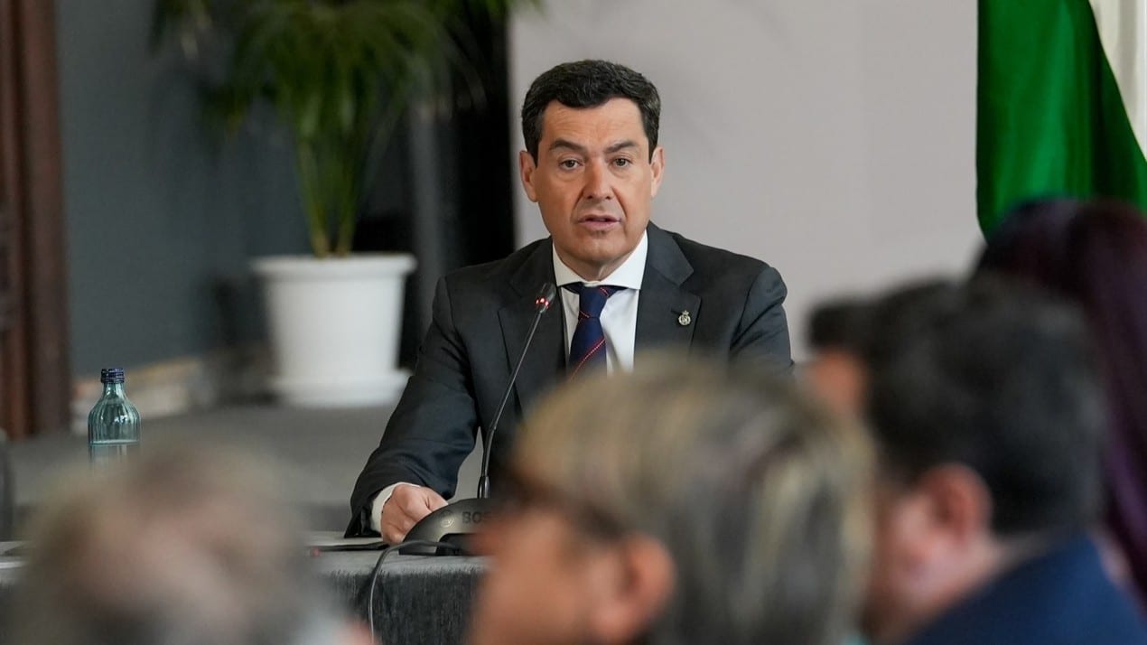 Juanma Moreno podría reeditar su mayoría absoluta según la encuesta del CIS andaluz