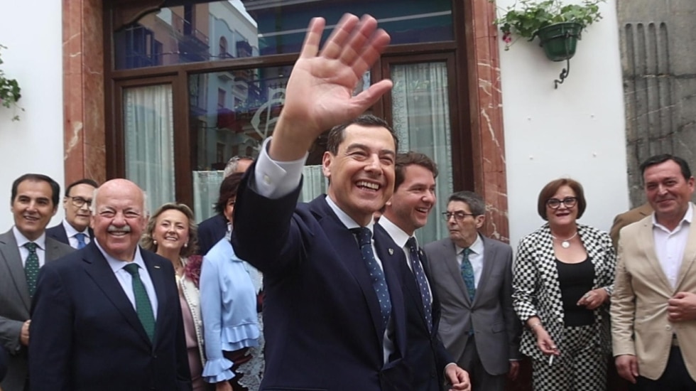 La mayoría absoluta del PP depende de 15.000 votos, según Juanma Moreno: "Nadie puede irse a la playa ese día"