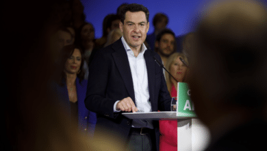 Juanma Moreno revalidaría la mayoría absoluta y el PSOE se hundiría en su peor resultado histórico según el último sondeo de Sigma Dos