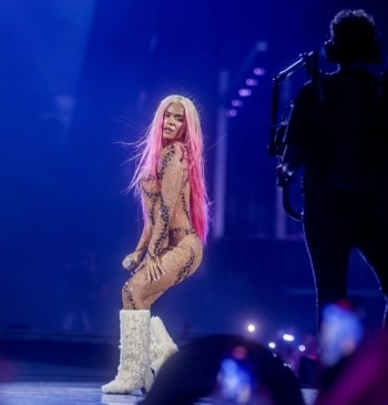 Karol G durante una de sus actuaciones en el Bernabéu