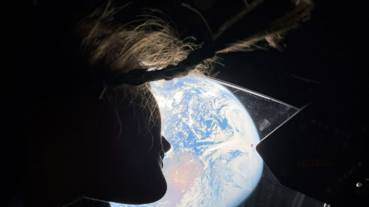 Christina Koch, la astronauta es la primera mujer en orbitar la Luna se asoma a ver la Tierra desde la Orion.