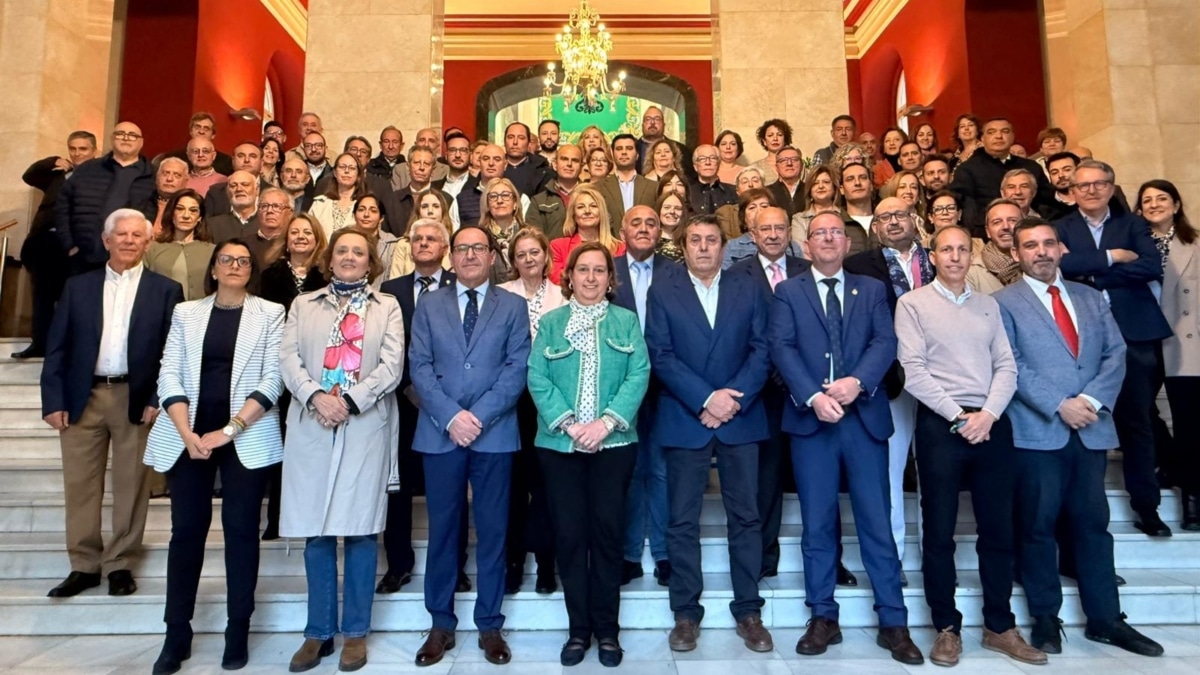 La presidenta de la Diputación de Toledo, Concepción Cedillo, y los miembros de la diputación con los alcaldes de la provincia durante la presentación del plan Toledo Emplea+, este miércoles.