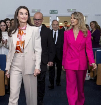 Letizia y Yolanda Díaz, complementadas y primaverales en su duelo de estilo [...]