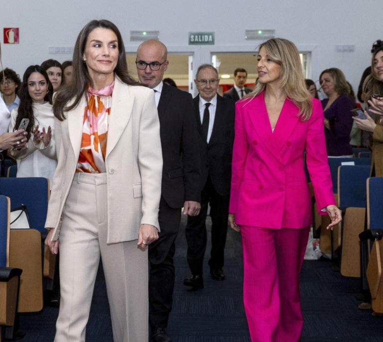 Letizia y Yolanda Díaz, complementadas y primaverales en su duelo de estilo en apoyo al talento joven