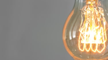 Precio de la luz hoy, 6 de abril de 2026: ¿qué aparatos consumen electricidad incluso cuando no se están usando?