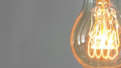 Precio de la luz hoy, 6 de abril de 2026: ¿qué aparatos consumen electricidad incluso cuando no se están usando?