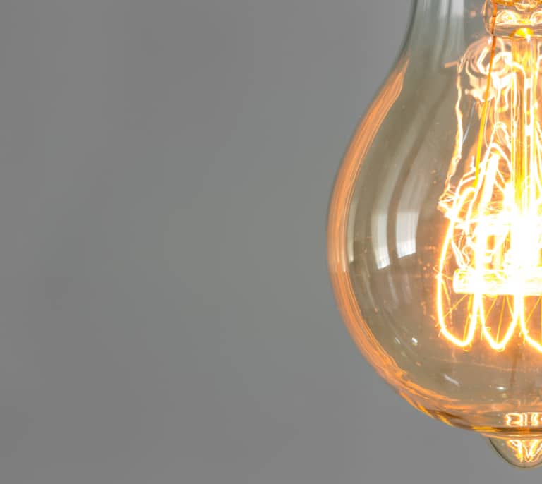 Precio de la luz hoy, 6 de abril de 2026: ¿qué aparatos consumen electricidad incluso cuando no se están usando?