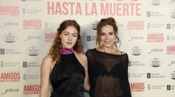 Luna Gallego junto a su madre Myriam Gallego, en la premiere de 'Amigos hasta la muerte'.