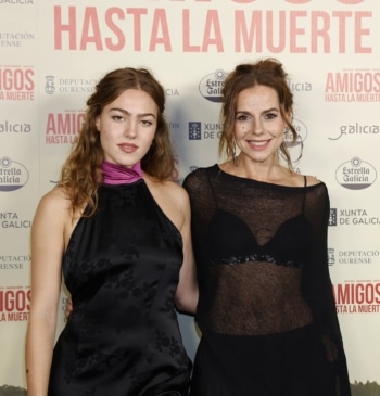 Luna Gallego junto a su madre Myriam Gallego, en la premiere de 'Amigos hasta la muerte'.