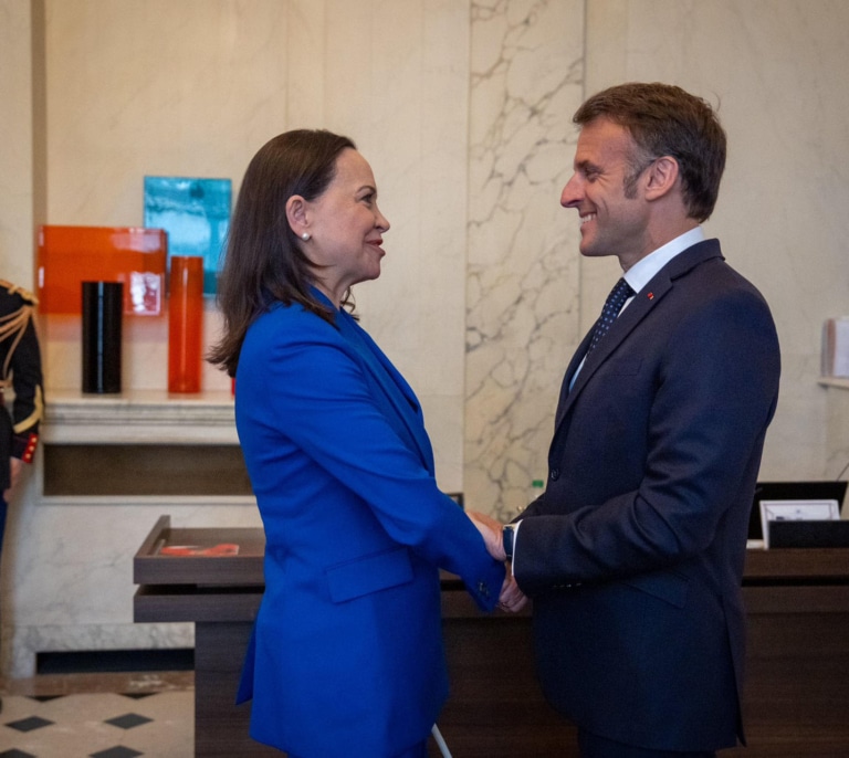 María Corina Machado 'ningunea' a Sánchez tras verse con Macron y Jetten