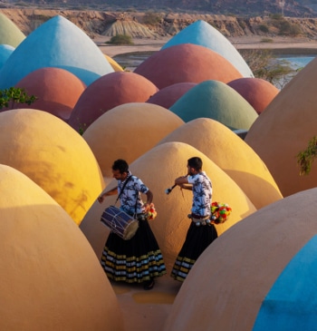 El oasis de colores de Ormuz, un paraíso frente al estrecho de [...]