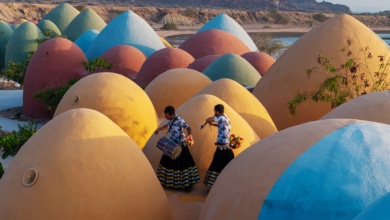 El oasis de colores de Ormuz, un paraíso frente al estrecho de la discordia