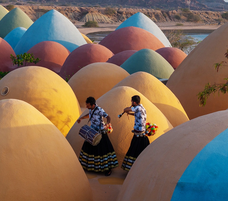 El oasis de colores de Ormuz, un paraíso frente al estrecho de la discordia