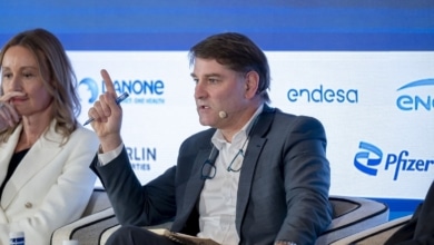 El gurú económico de Sánchez y la presidenta de la Sepi dan plantón al Congreso