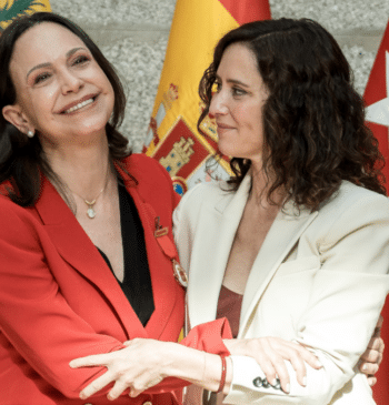 Ayuso celebra la medalla a María Corina frente a los "cómplices del [...]