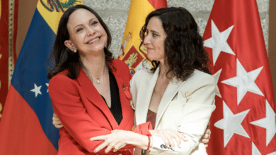 Ayuso celebra la medalla a María Corina frente a los "cómplices del chavismo" y el "guateque del socialismo del siglo XXI" en Barcelona