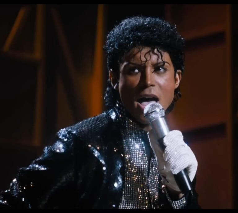 Si un alienígena viera la película 'Michael' para entender la raza humana, creería que Michael Jackson fue el Mesías