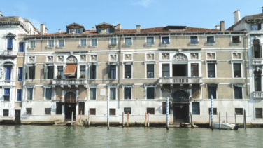 Byron en Venecia: 14 sirvientes, dos monos, un lobo y un zorro
