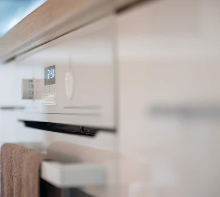 Precio de la luz hoy, 27 de abril de 2026: ¿Cómo ahorrar luz en la cocina?