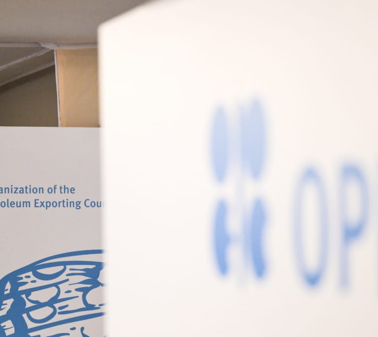 La OPEP aprueba aumentar la oferta de petróleo en mayo: una medida simbólica  con Ormuz bloqueado