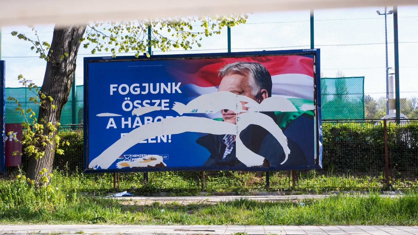 Un póster con la imagen de Viktor Orbán, desgarrado tras su derrota en Budapest