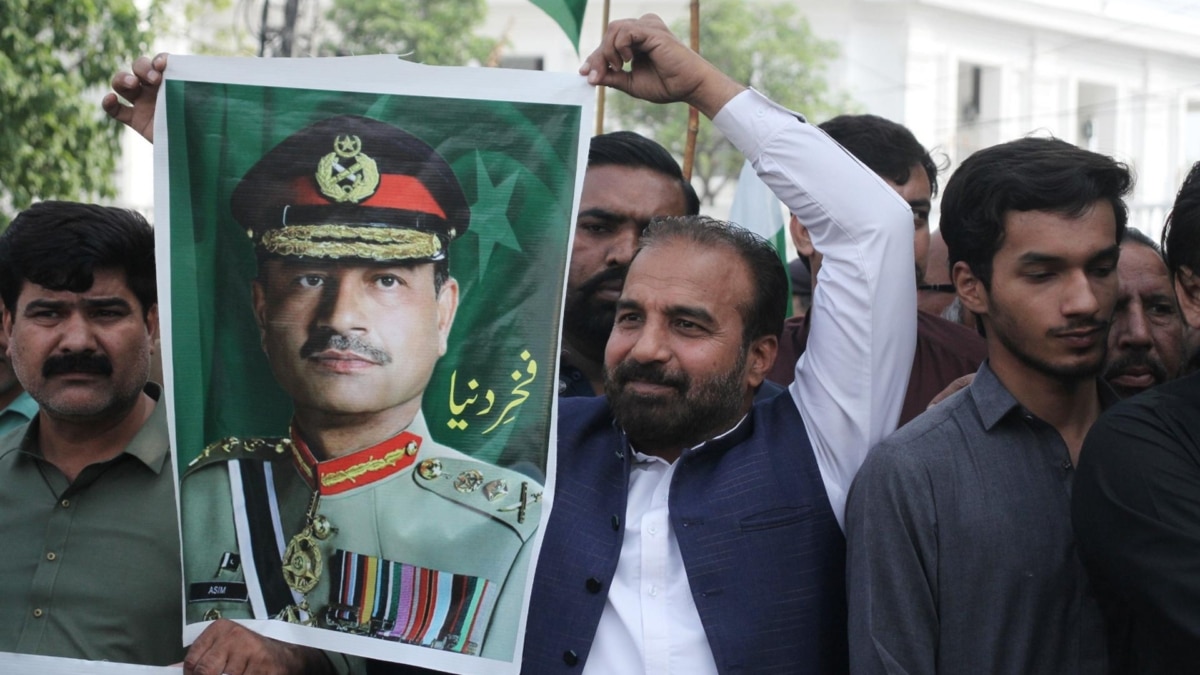Un grupo de paquistaníes celebra el alto el fuego con la imagen del comandante Asim Munir en Lahore
