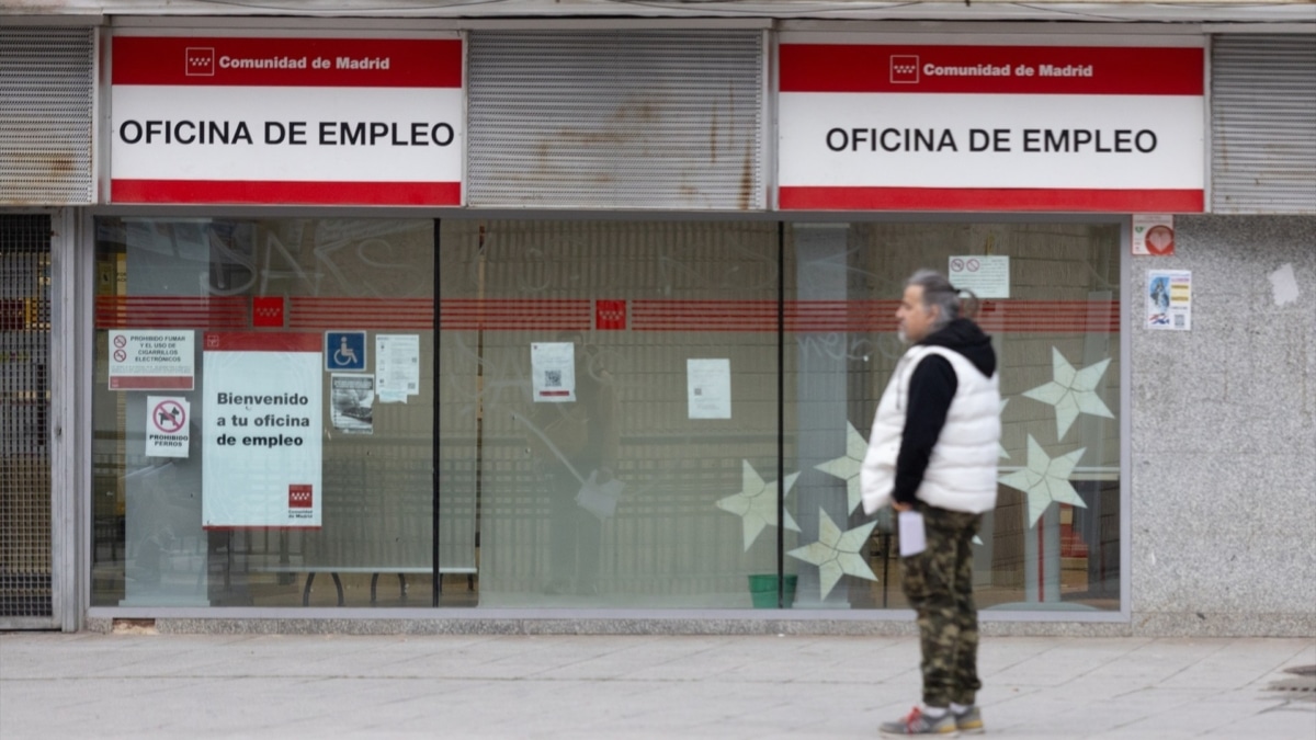 Varias personas hacen cola en una oficina de empleo.