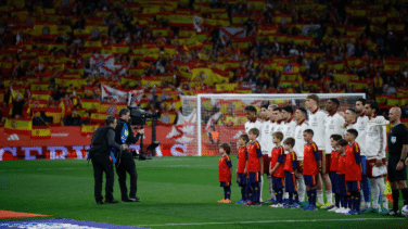 Gobierno y Generalitat culpan a la "extrema derecha" de los cánticos racistas en Cornellá