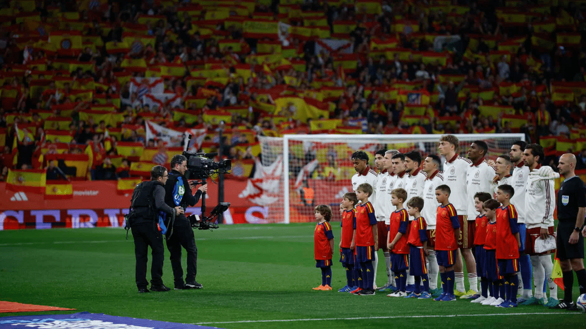 Los jugadores de la selección española, en el estadio de Cornellá.