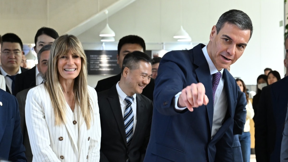 Pedro Sánchez y Begoña Gómez, este lunes en la sede de Xiaomi en Pekín, durante la visita oficial del presidente del Gobierno a China.