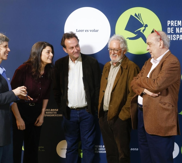 Ningún escritor rechazará el millón de Aena: los finalistas defienden un premio que “eleva el trabajo cultural”