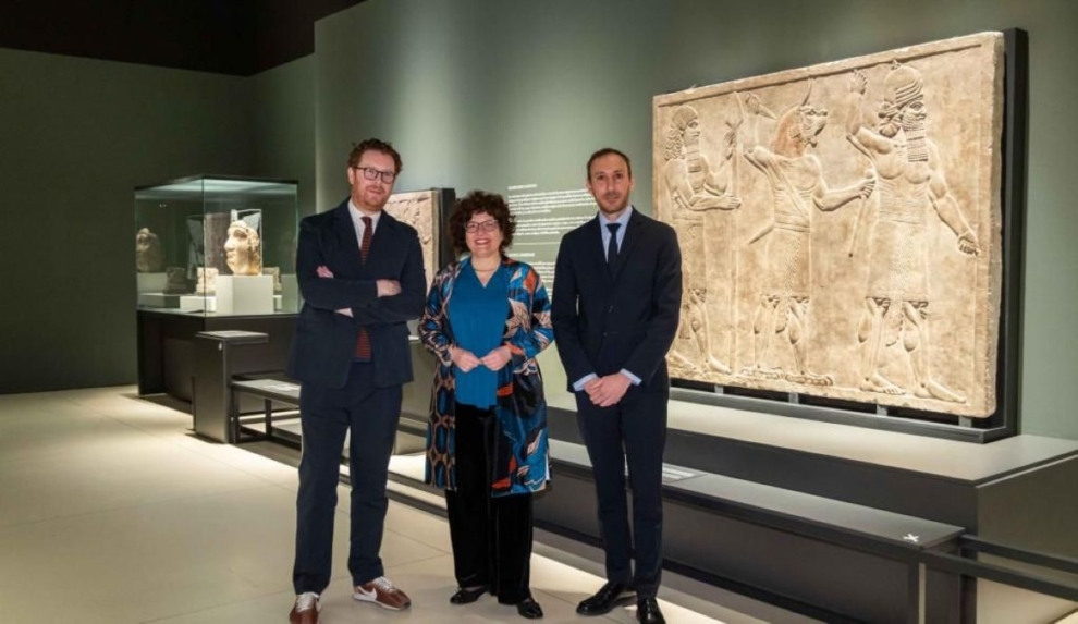 El director del British Museum, Nicholas Cullinan; la directora de CaixaForum Madrid, Isabel Fuentes, y el comisario del Departamento de la Antigua Mesopotamia en Medio Oriente del British Museum, Sébastien Rey.