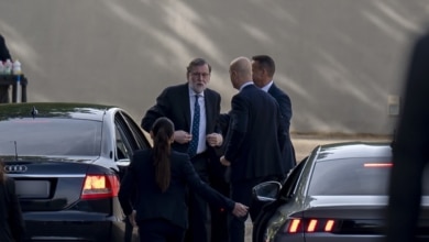 "Absolutamente falso": Rajoy niega haber recibido un sobre de Bárcenas y destruido pruebas de la caja B