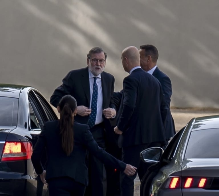 "Absolutamente falso": Rajoy niega haber recibido un sobre de Bárcenas y destruido pruebas de la caja B