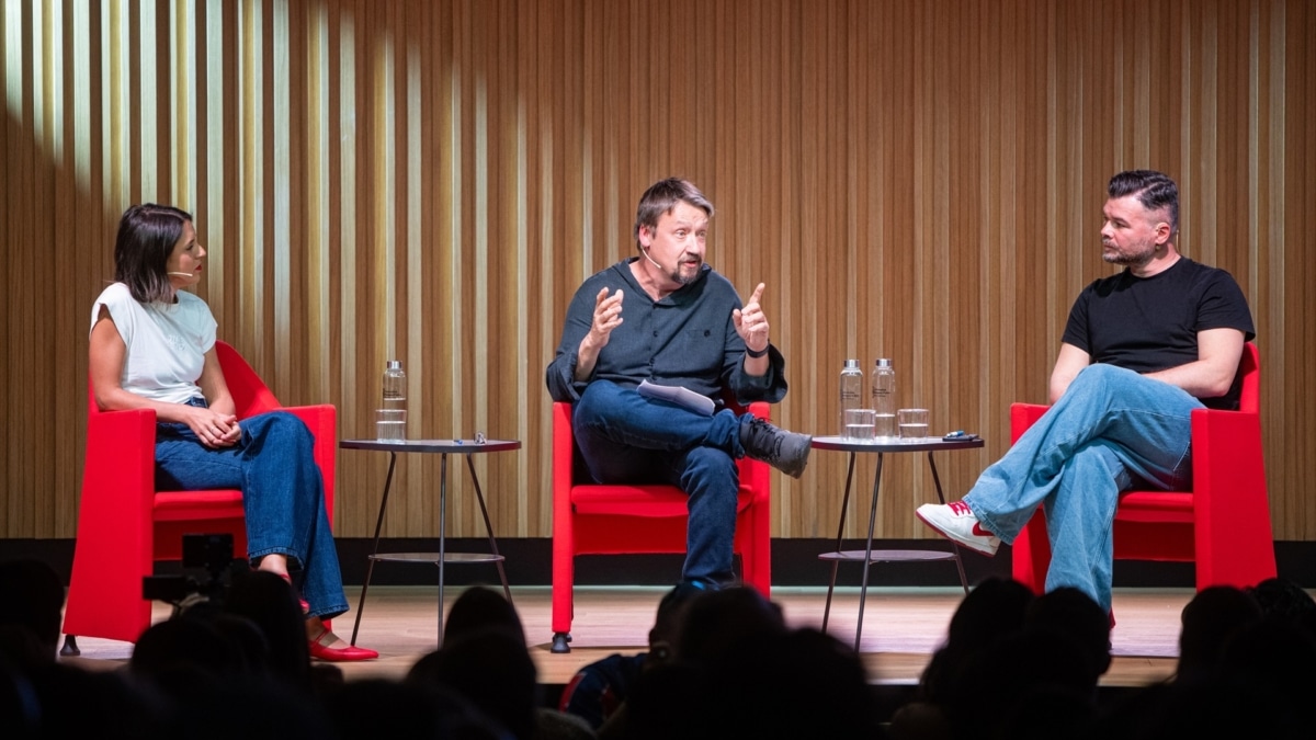 El portavoz de ERC en el Congreso, Gabriel Rufián y la eurodiputada de Podemos, Irene Montero, durante el diálogo 'Què s'ha de fer?', moderado por Xavier Domènech este jueves en la Universidad Pompeu Fabra de Barcelona