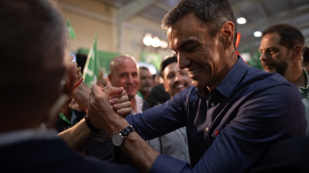 El presidente del Gobierno y secretario general del PSOE, Pedro Sánchez, en un mitin preelectoral de Andalucía, en Gibraleón (Huelva)