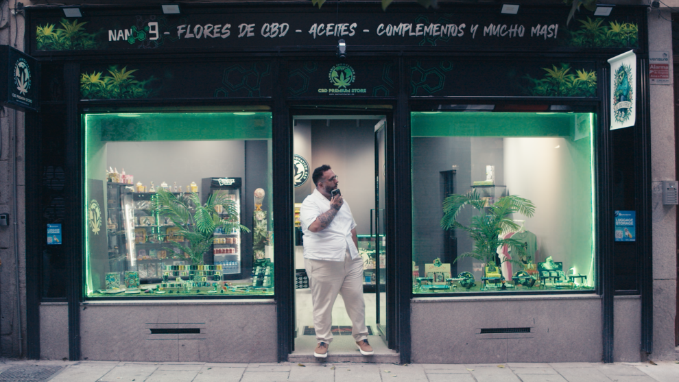 El músico Domingo Ondiz en la tienda de productos CBD en la que trabaja