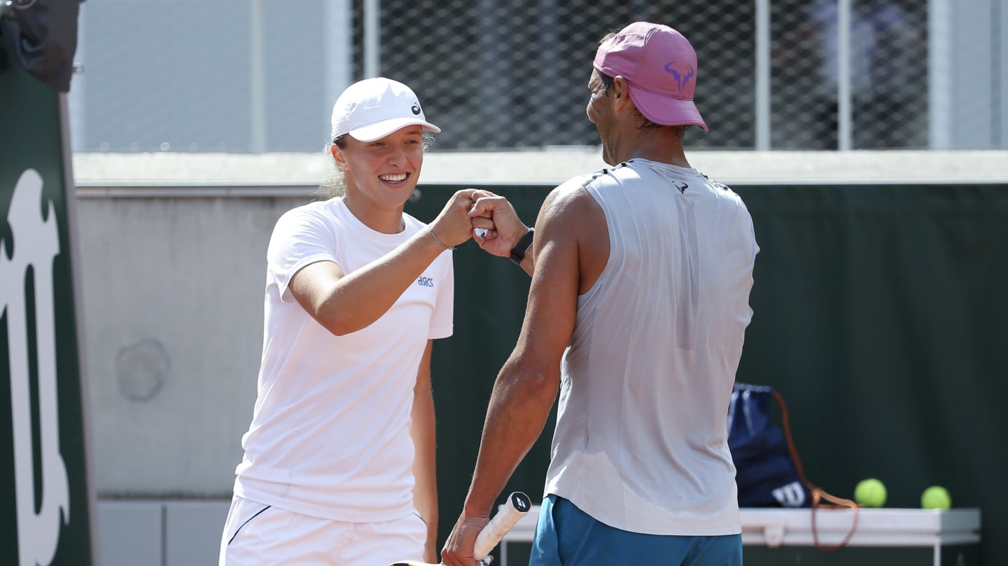 Iga Świątek y Rafa Nadal hicieron una exhibición en Roland Garros en 2021, tras ser ganadores el año anterior
