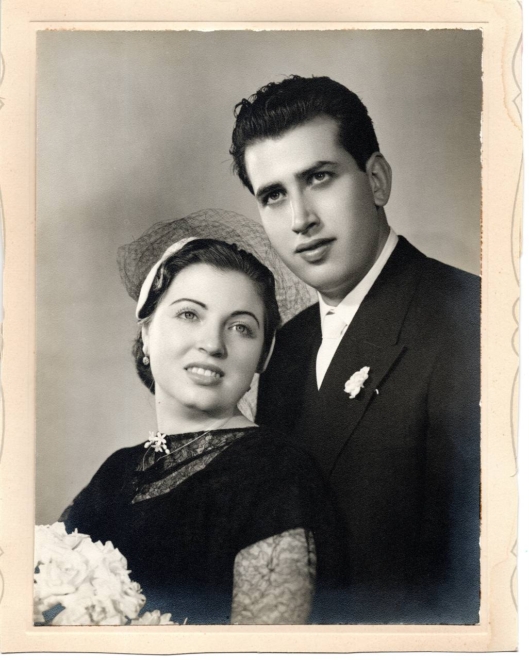 "Mi padres, el mismo día que se casaron, sin dinero para celebraciones, abandonaron su pueblo para siempre y emigraron a Madrid en autobús con unas maletas de cartón"