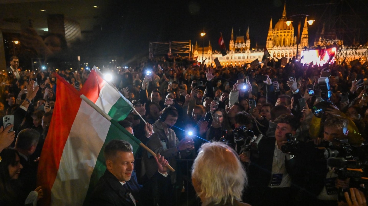 Péter Magyar, con la bandera de Hungría, celebra la victoria en Budapest.
