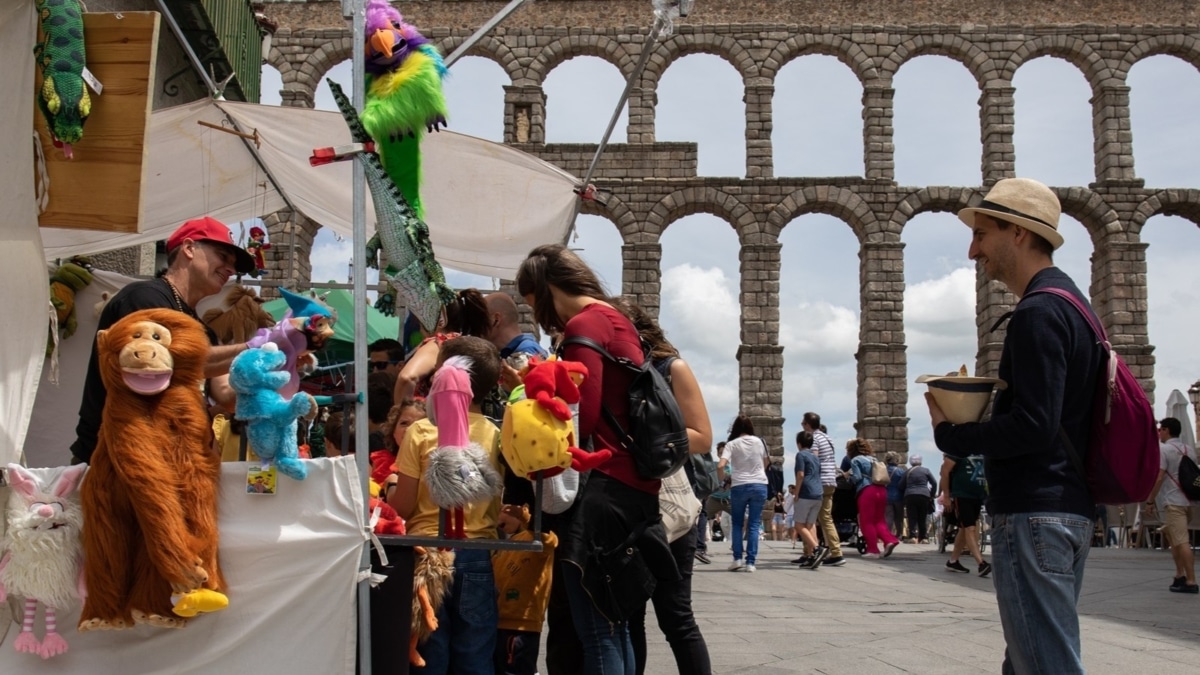 Puesto de marionetas en la edición 2022 de Titirimundi.